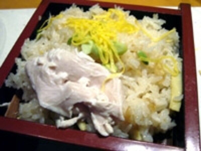 鶏のささみが入った蒸し寿司。もちもちしたご飯が美味