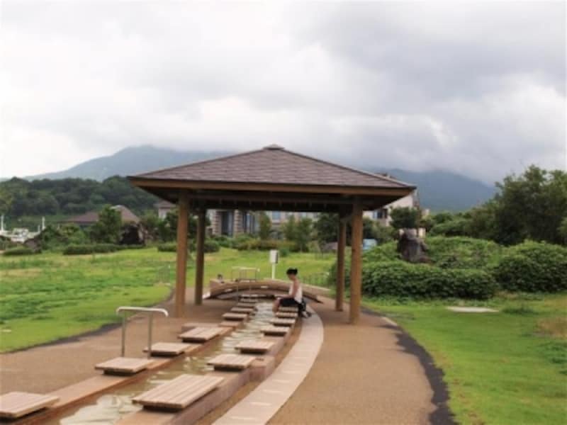 贅沢な癒しスポット 溶岩なぎさ公園 足湯 鹿児島 鹿児島の観光 旅行 All About 贅沢な癒しスポット 溶岩なぎさ公園 足湯 鹿児島 鹿児島の観光 旅行 All About