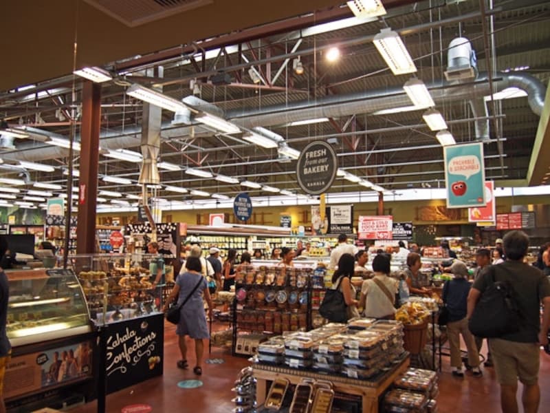 ランチ&ディナータイムはデリやサラダ、弁当を購入する人で大賑わい