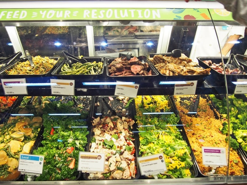 デリのサラダやローストビーフ。ベジタリアン、ビーガン(肉・魚だけでなく卵・乳製品も抜き)などサラダ1つ1つに表示がある(カハラ店)