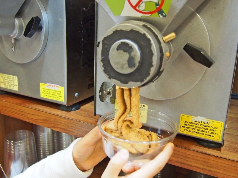 ピーナッツクリームはその場でピーナッツをつぶしクリーム状にするからフレッシュ！