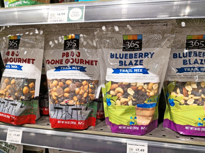 プライベートブランド「365」のミックストレイルシリーズ。ドライフルーツやナッツがたくさん入って7.49ドル(クイーン店)