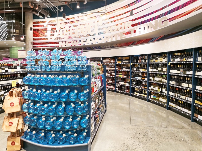 ワインだけでも1000種類以上! 日本酒も扱うクイーン店のアルコールコーナー