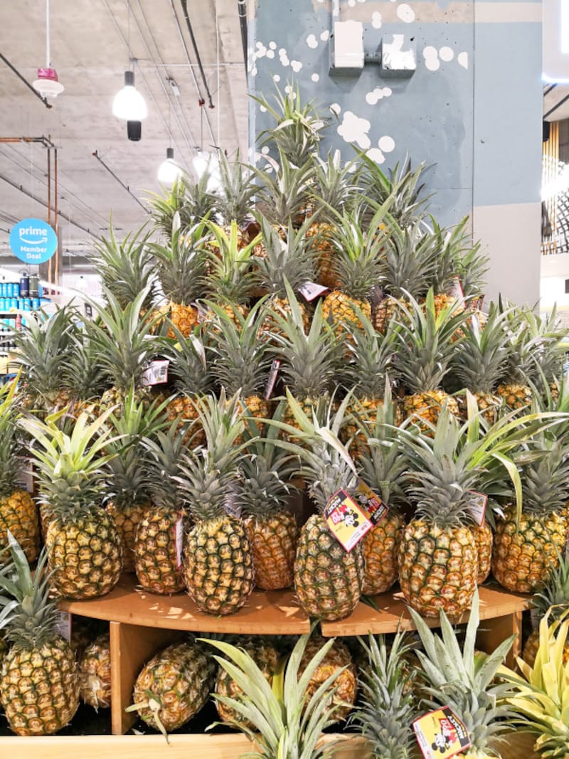 クイーン店名物のパイナップルタワー。陳列ももはやアート
