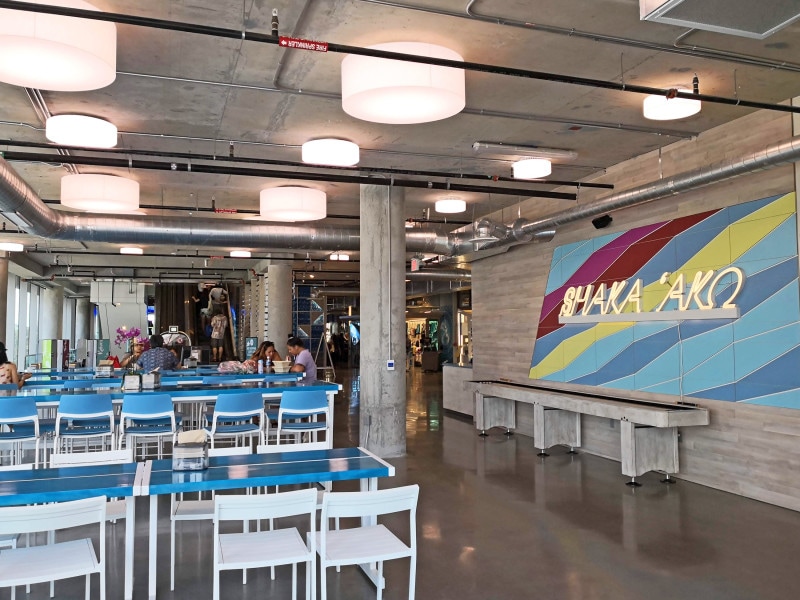 クイーン店2階のイートインコーナー