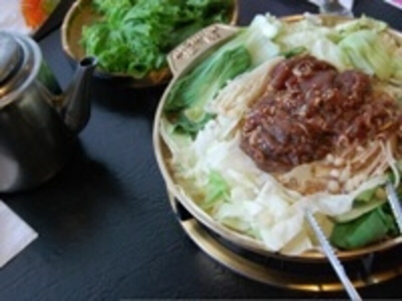 右が鍋料理で、左のポットのスープを足しつつ煮て食べます