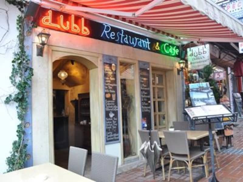 周囲には客引きがいるレストランが多い通りにありながら、独特のインド的雰囲気で他を圧倒