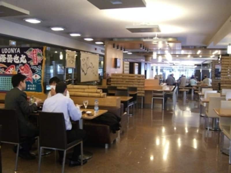 ポイント・ホテルというホテルの一階にあり、ツアー客から駐在員、トルコ人など客層は様々