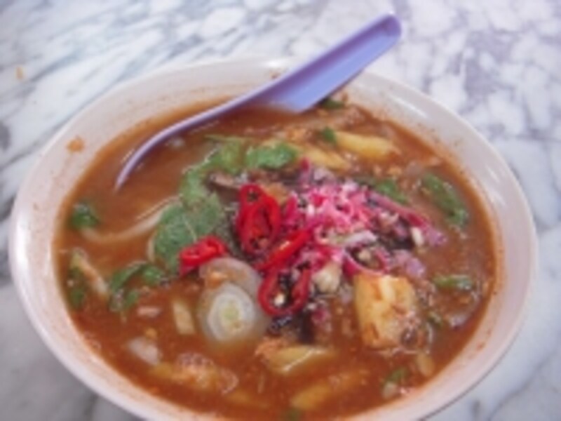 酸味のあるスープが特徴のアッサムラクサは、ペナンの味