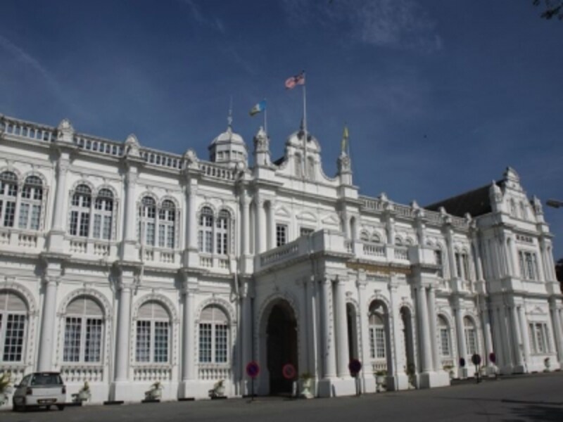 白亜のエレガントな建物は、ペナンの市庁舎。イギリス統治時代の面影を残した風情