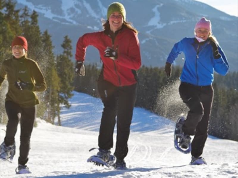 道具が軽いので、こんな風に走ったりすることも可能 (C) Tourism Whistler / Toshi Kawano