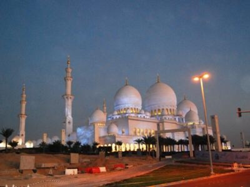 アブダビを象徴する世界第2の大きなモスク（メッカに敬意を表して2番目の大きさにしたとのこと）