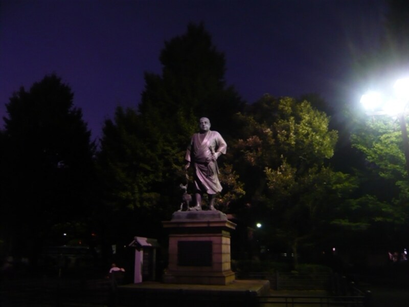 白色でライトアップされた西郷像