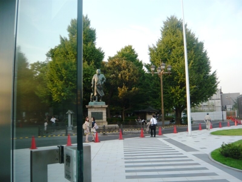 屋上テラスの西郷像
