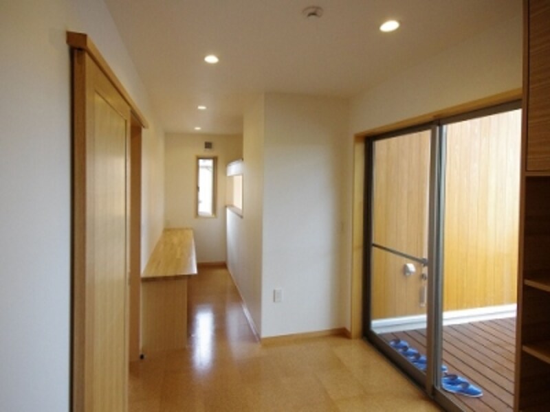 廊下つきあたりの書斎コーナー