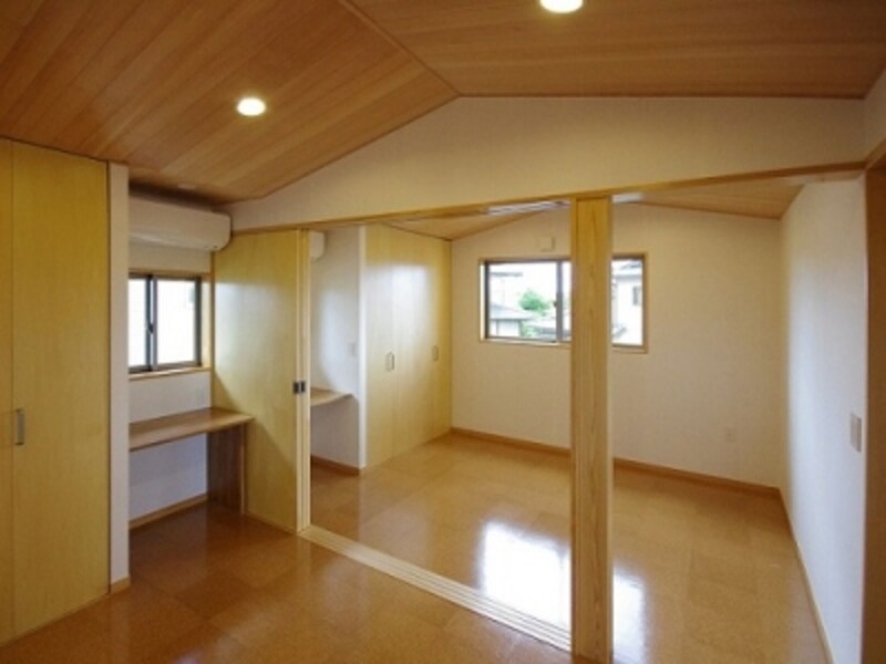 寝室に夫婦それぞれの書斎コーナー