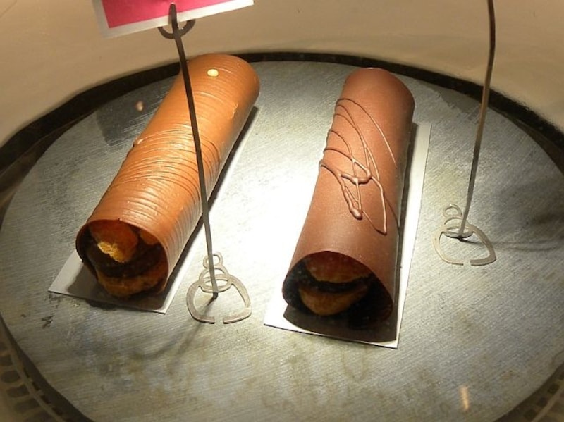 「ラ・パティスリー・デ・レーヴ」の「エクレールカフェ」（左）と「エクレールショコラ」（右）（各525円）