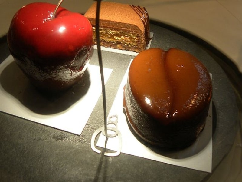 「ラ・パティスリー・デ・レーヴ」の「モカ」（右）（525円）