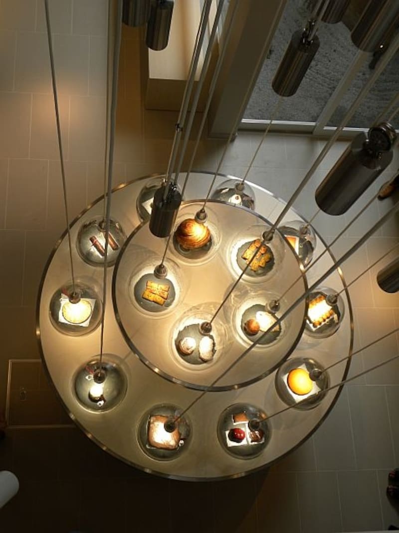 「ラ・パティスリー・デ・レーヴ」の2階から1階を見降ろすと・・