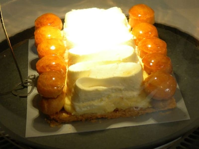 「ラ・パティスリー・デ・レーヴ」の「サントノーレ」（ホール3570円、プティガトーサイズ525円）