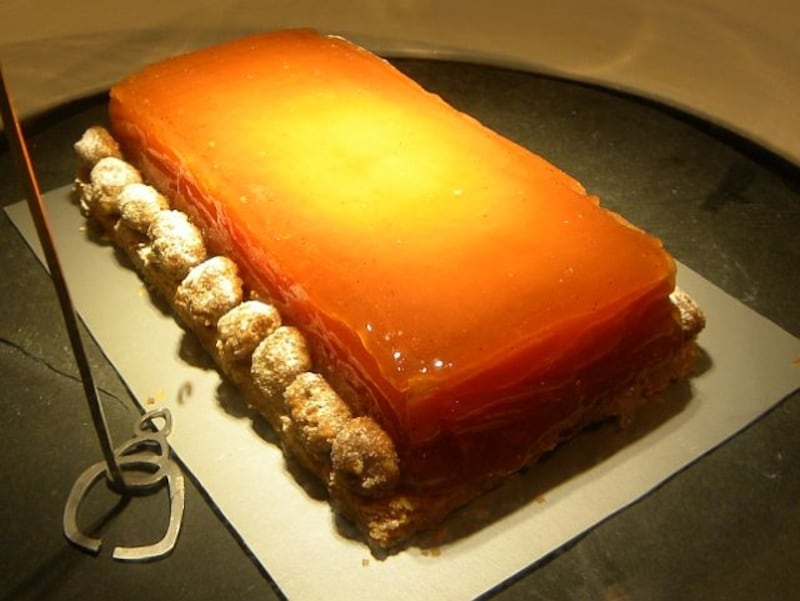 「ラ・パティスリー・デ・レーヴ」の「タルトタタン」（ホール4200円、プティガトーサイズ630円）