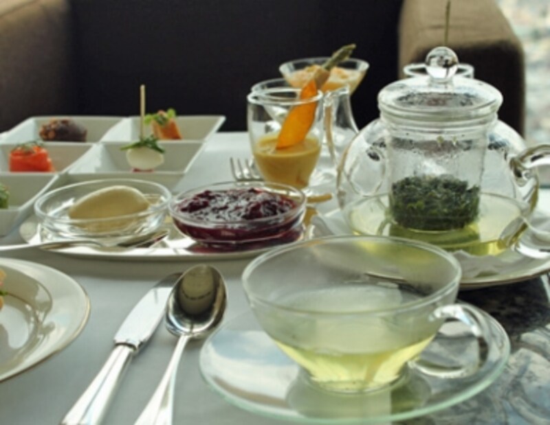 上等な煎茶をガラスのティーカップで
