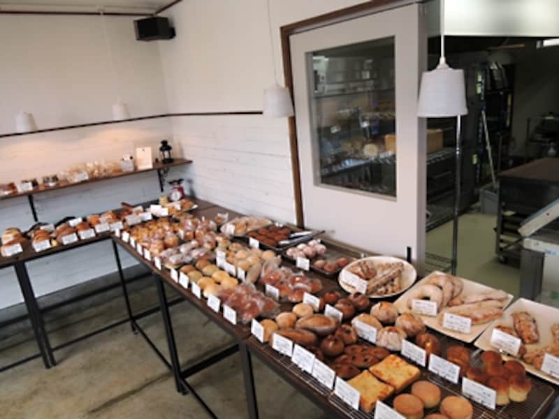 平台に焼きたてのパンが並ぶ