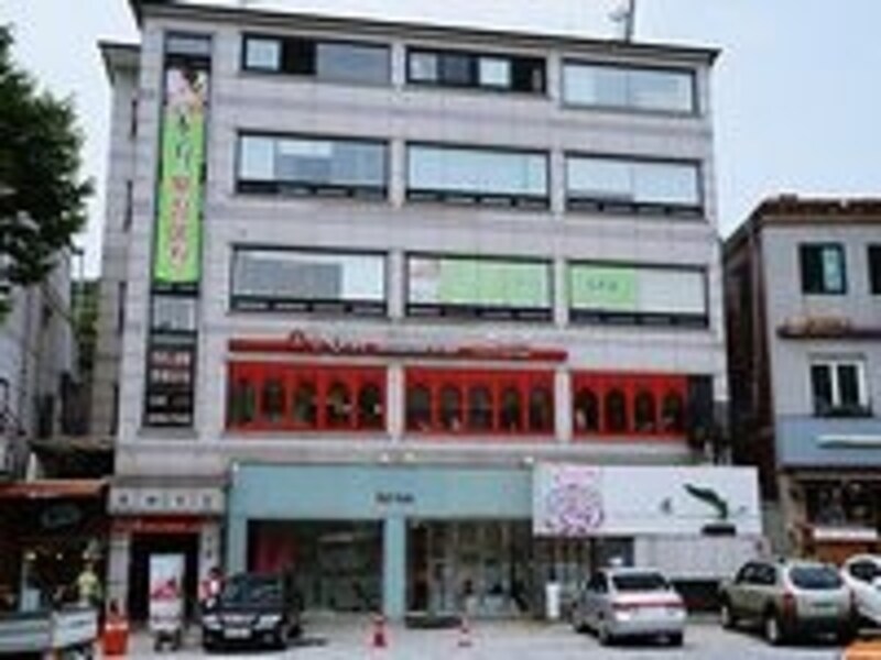 日本人客も多い店なので、1階には日本語で書かれた看板も出ています