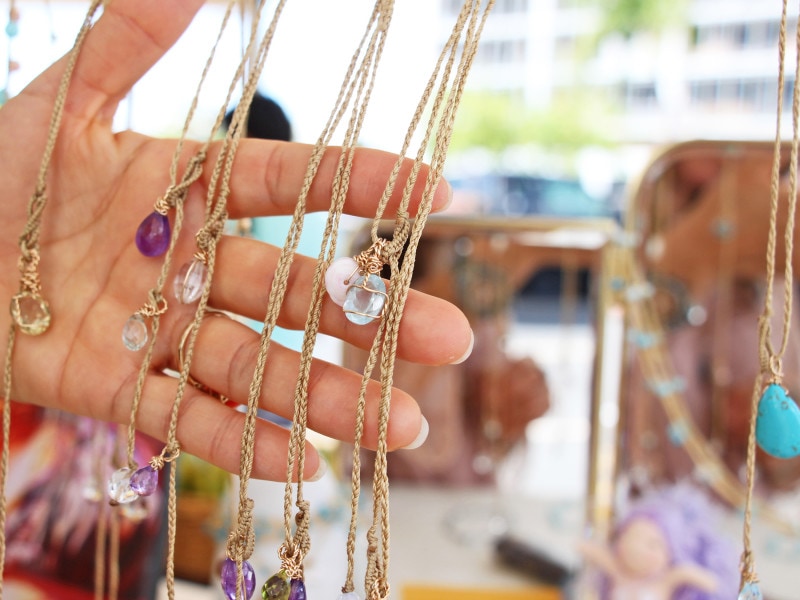 ファームラバーズ・マーケット系には、アクセリーやアートも並ぶ（カカアコFM）