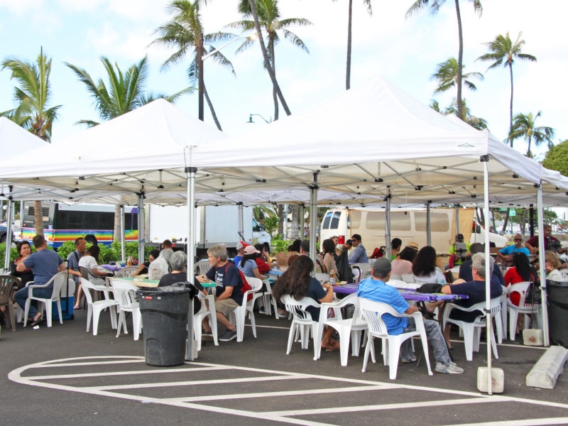 ハワイアンミュージックのライブが楽しめる休憩スペースもある