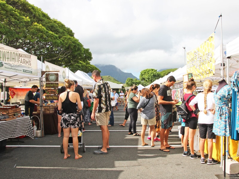 ハワイアンミュージックの生演奏と休憩スペースもあり