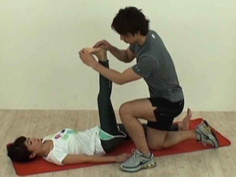 疲れを解消美脚ストレッチ:動作1