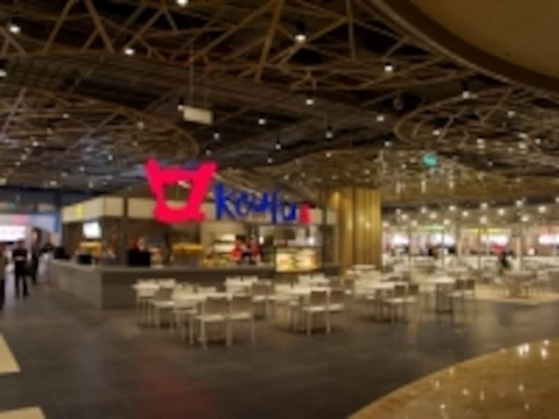 とにかく広いフードコート