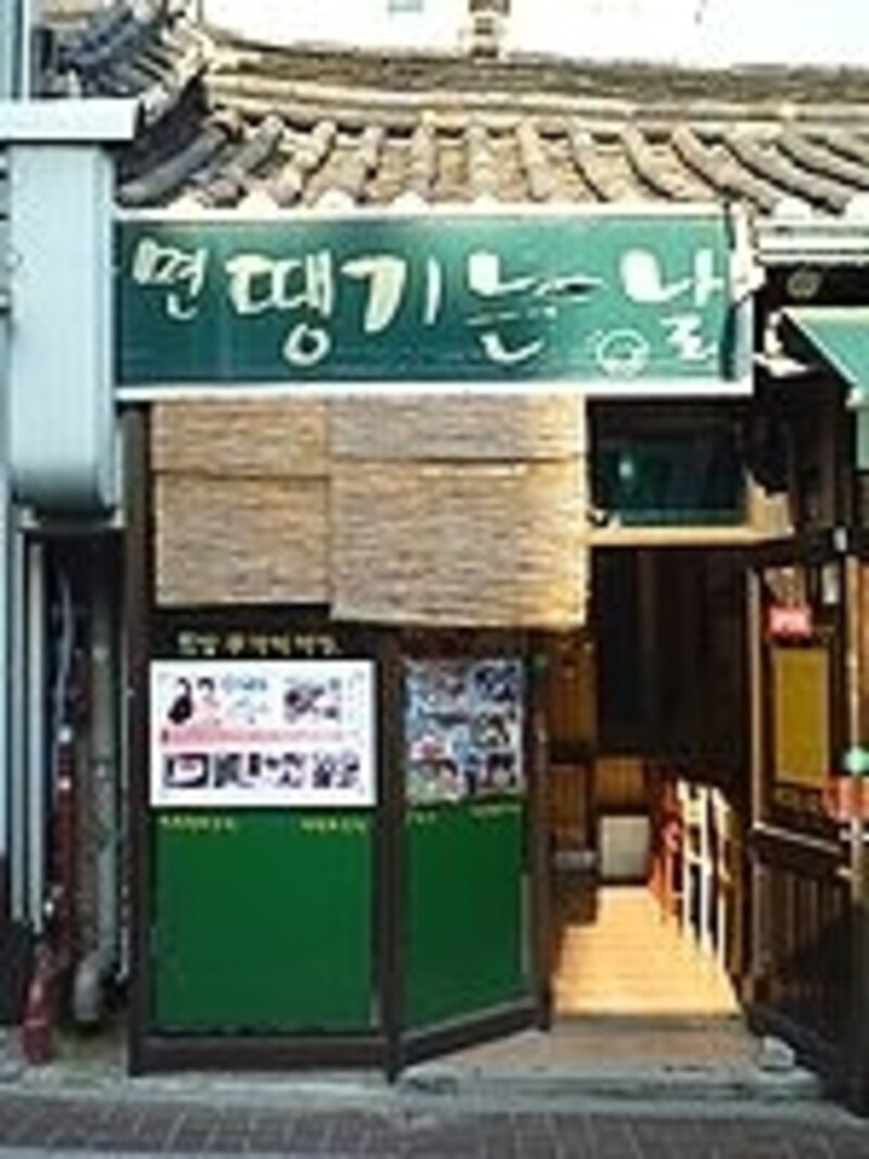 小さなお店なので、ゴハン時は満席のことも。ラーメン好きなら一度はいっておきたい美味しいさです
