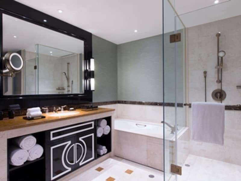 バスルームもゆったりしたスペース。写真はデラックスタイプの客室の一例 (c) Sheraton Macao Hotel