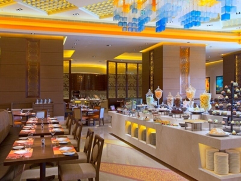 賑やかな雰囲気のビュッフェレストラン「Feast（フィースト）」 (c) Sheraton Macao Hotel