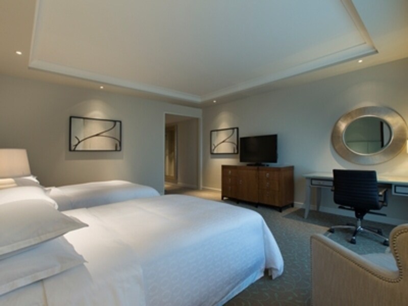 シンプルで広々とした客室。写真はデラックスルームの一例 (c) Sheraton Macao Hotel