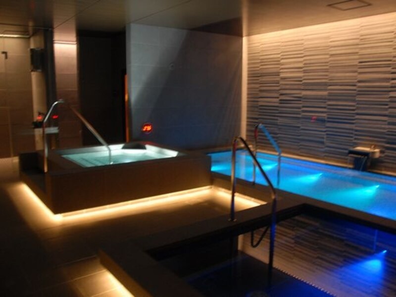 地下のスパでリフレッシュ