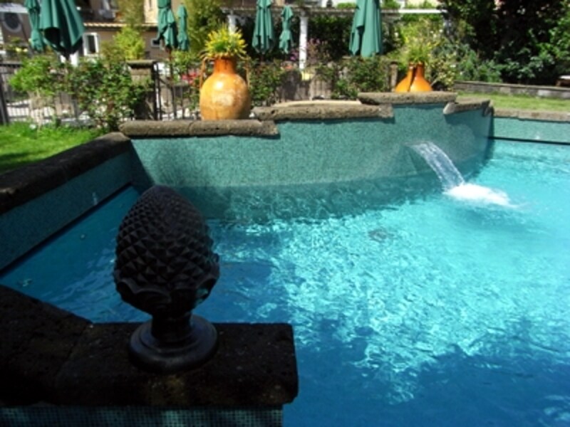 歴史を語る古石を使ったプール