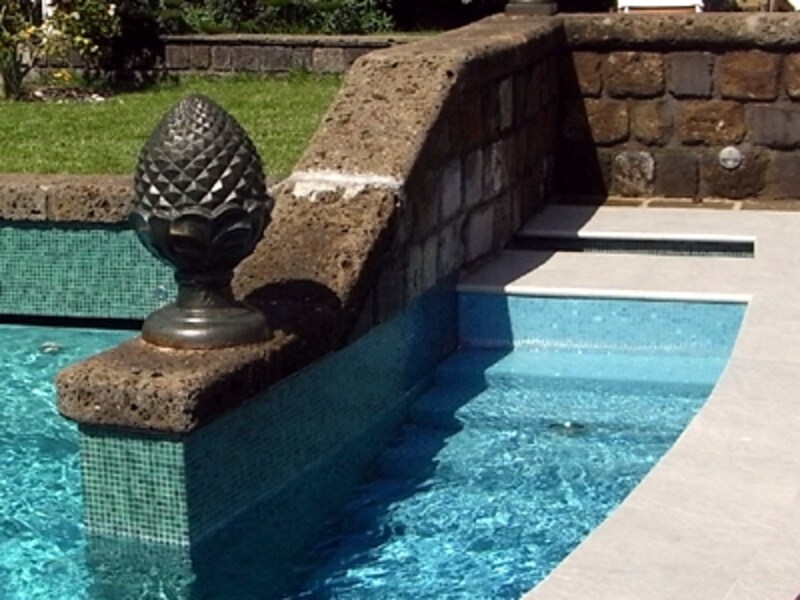 歴史を語る古石を使ったプール