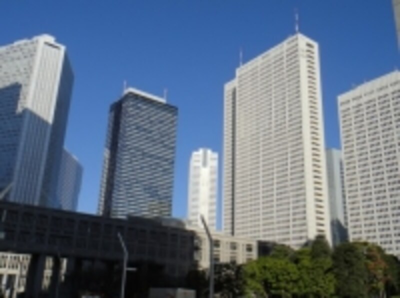 元々保険会社間では等級制度を共有しています。しかし「事故あり等級制度」、「等級すえおき事故廃止→1等級ダウン」と改定しなかった保険会社も…!undefined通販型のなかには2012年10月1日始期分であっても、そのどちらか、または両方とも導入しない会社もあります(2012年9月末時点)