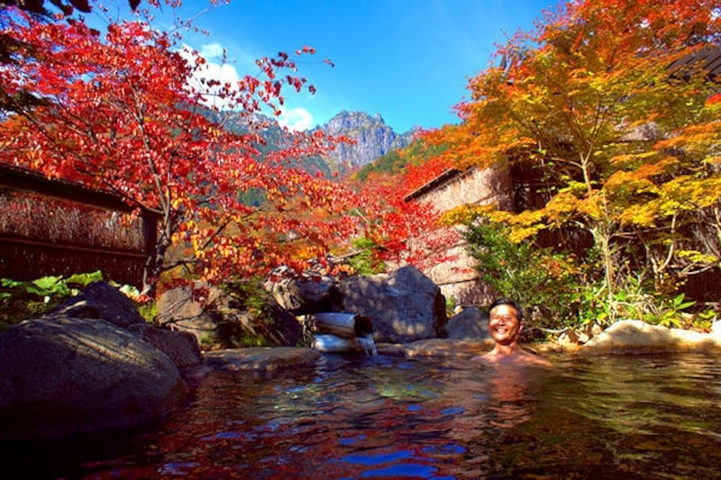 新穂高温泉野の花山荘の紅葉露天風呂