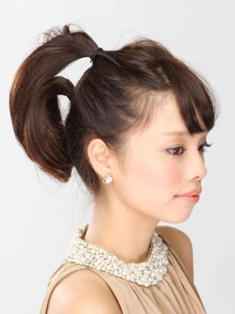 少し右寄りの位置で結ぶ