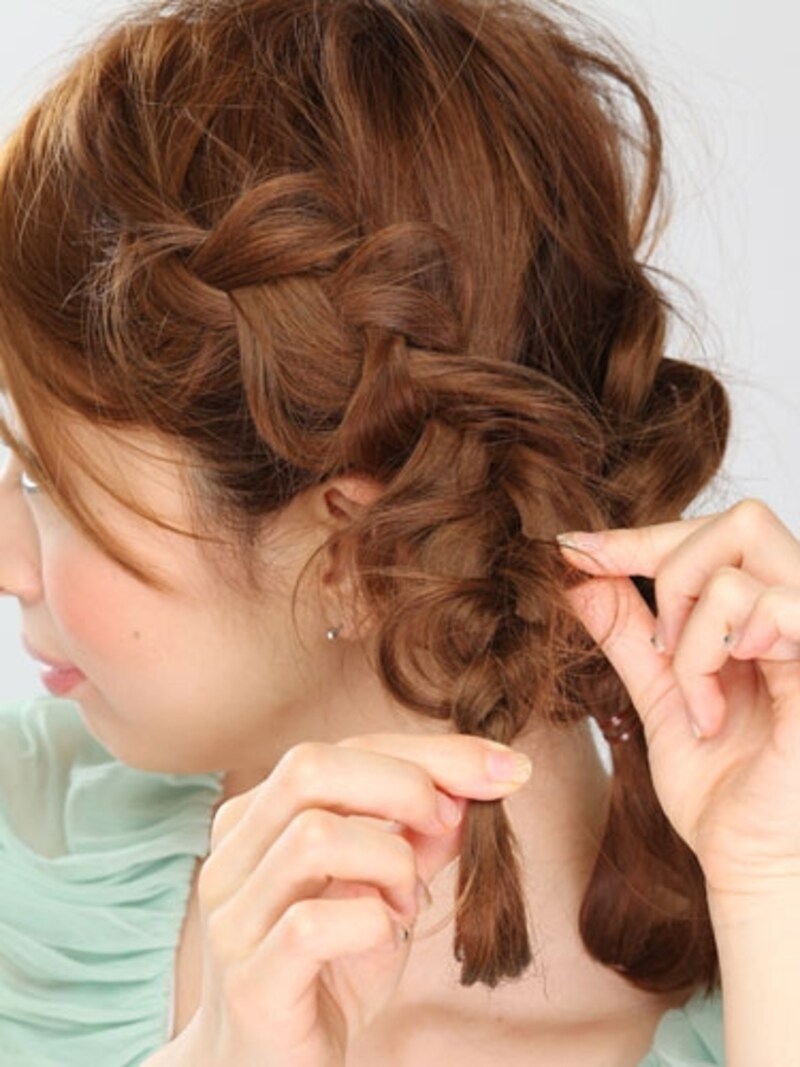 ゴム部分を押さえ、指で毛束を引き出す