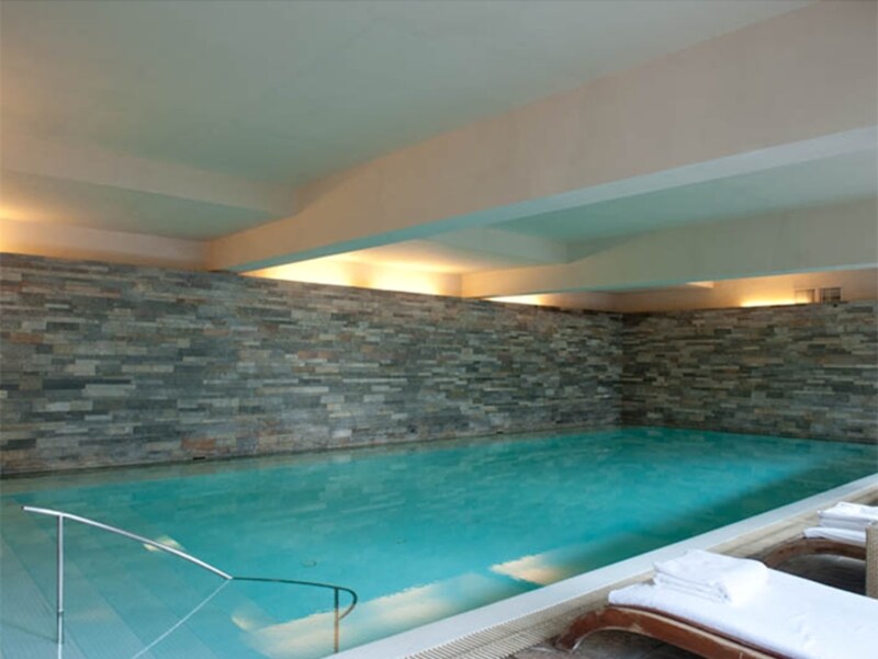 ファシリティはスパの他に、ジムや室内温水プールも。