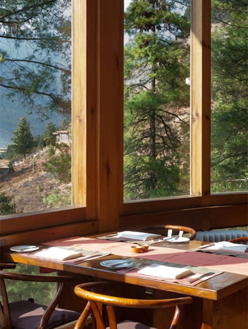 谷の街、パロを眺めつつ食事を楽しむことが出来る