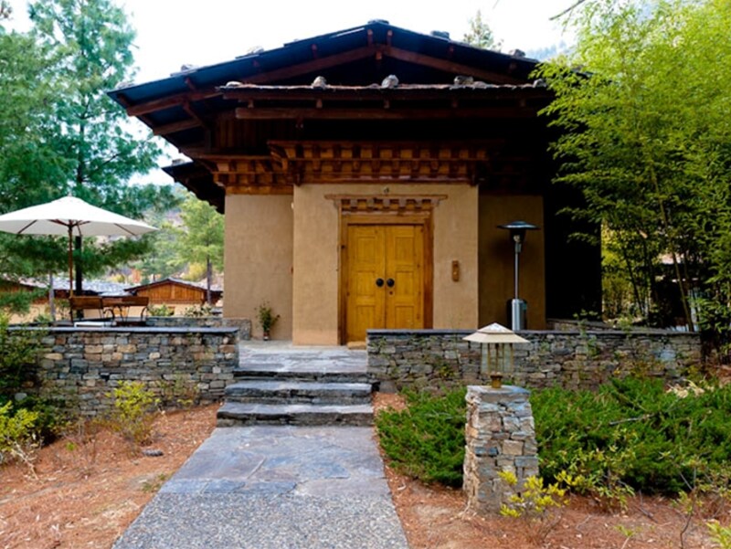 ヴィラ外観。林に囲まれた静かな佇まい