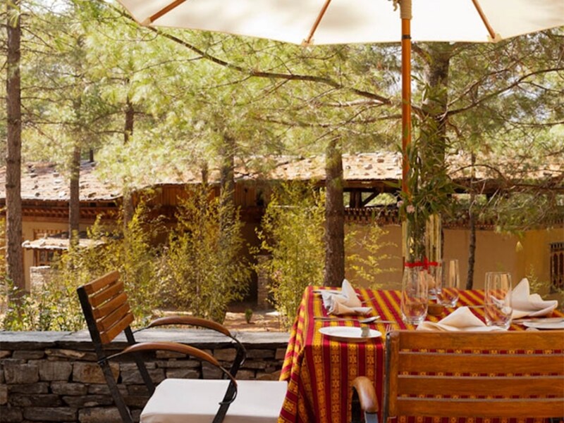 ポーチに配されたテーブルセット。プライベートランチを セッティングすることもできる