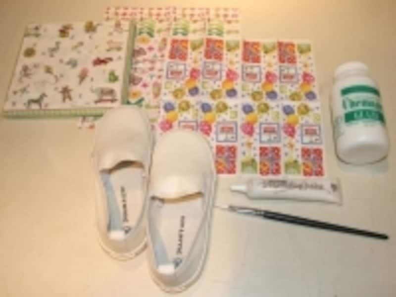 ここでは無地の白スニーカーを使用しますが、子どもがいつも使っている形の上履きでOK!