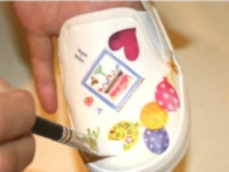 浮いているところはハケを入れてしっかりつけてから上塗りします